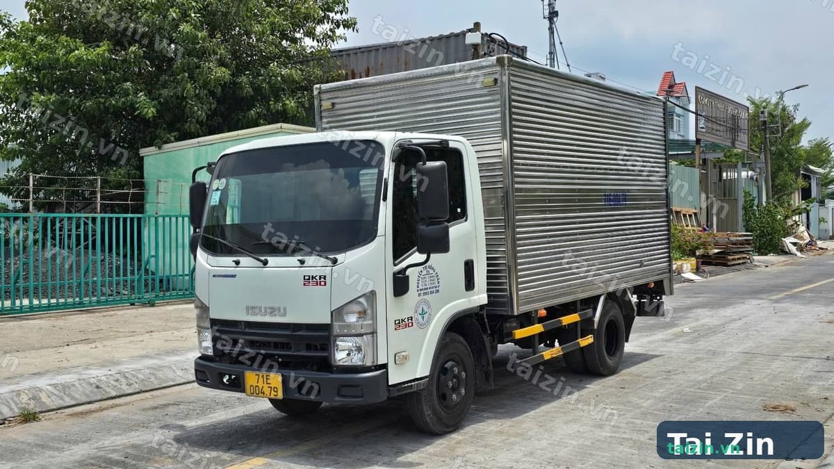 ISUZU QKR230 Thùng kín
