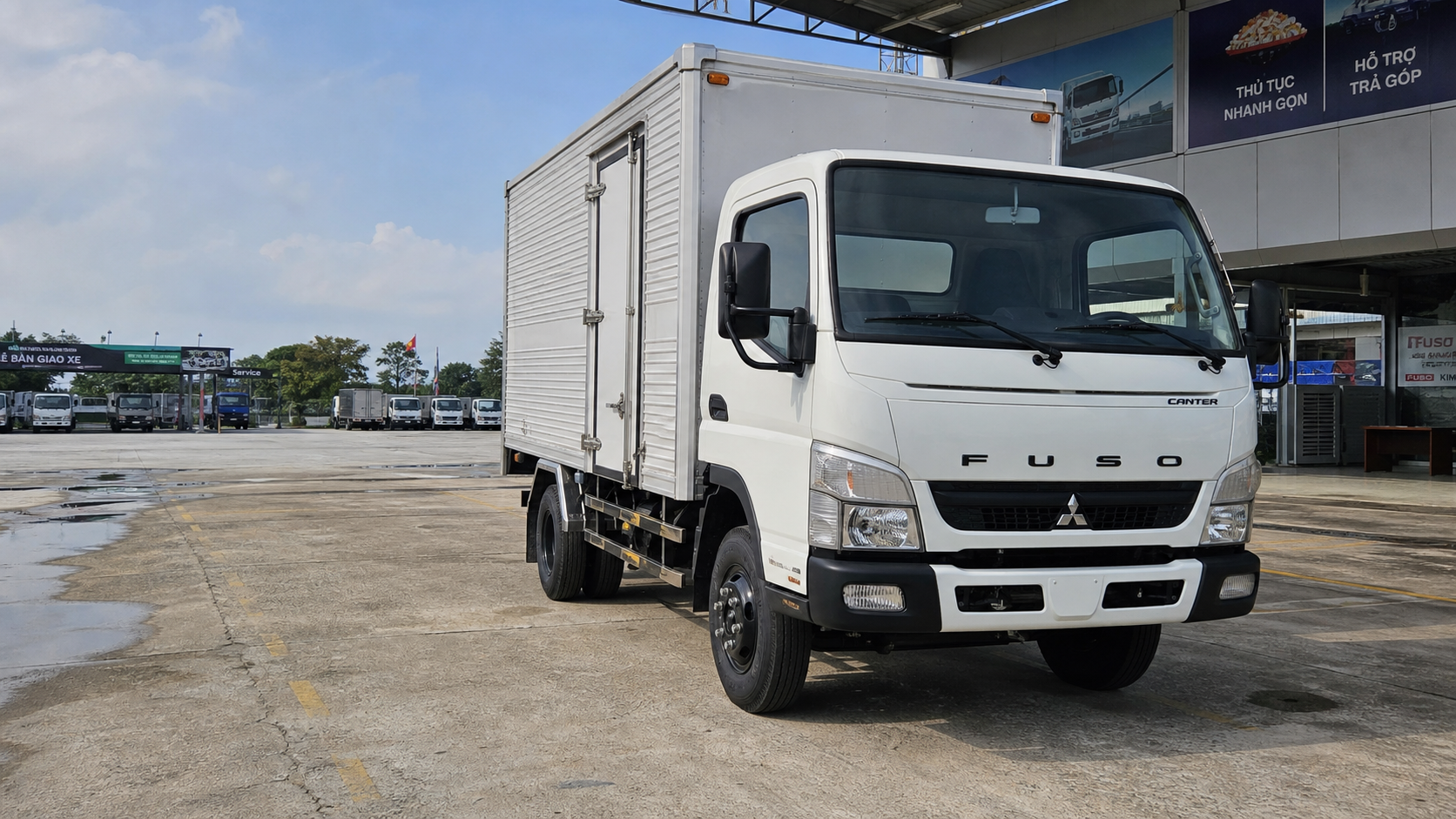 Xe tải Fuso Canter thùng kín trong khu kiểm tra xe