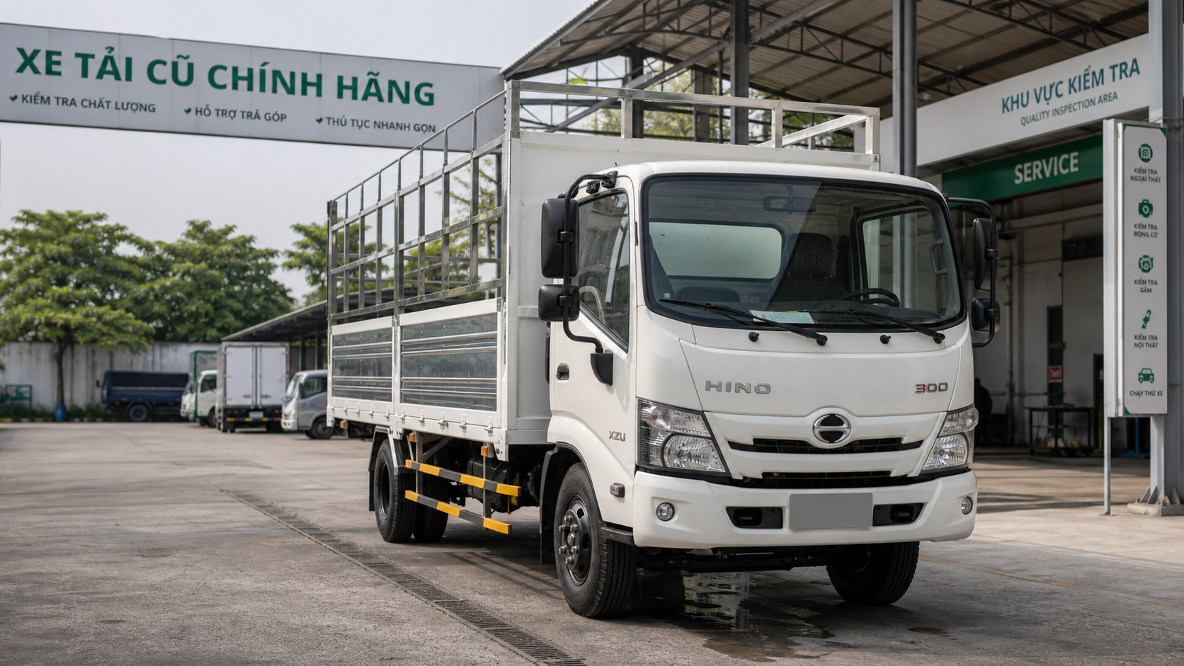 Xe tải Hino XZU trong khu kiểm tra xe tải cũ