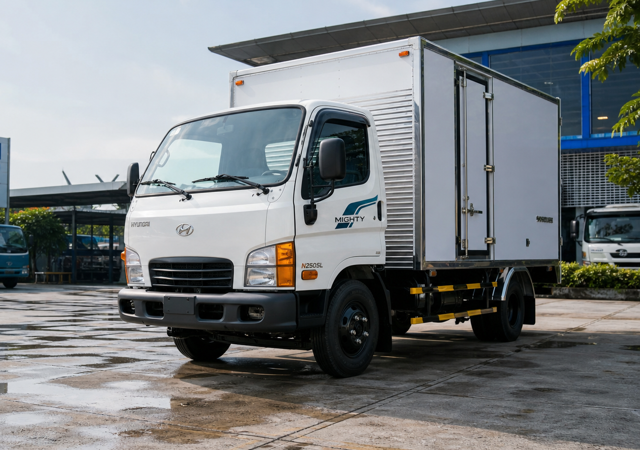 Xe tải Hyundai Mighty N250SL thùng kín tại bãi xe